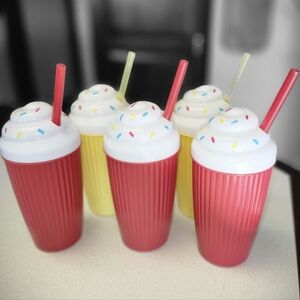 Set Of 5 Milkshake Cups With Lids And Straws, 6" Tall